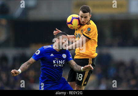 Von Leicester City Danny Simpson (links) und Wolverhampton Wanderers' Diogo Jota Kampf um den Ball während der Premier League Spiel im Molineux, Wolverhampton. Stockfoto