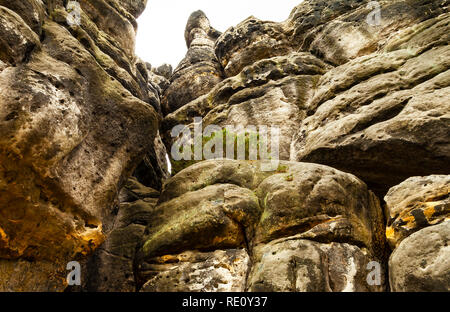 Riesige Felswand aus Sandstein mit bizarren Formationen Stockfoto