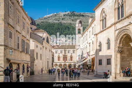 Dubrovnik, Kroatien - April 2018: Touristen Wandern, Sightseeing oder sitzen in Restaurants in der Altstadt von Dubrovnik Stockfoto