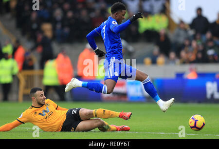 Wolverhampton Wanderers' Romain Saiss (links) und Leicester City Demarai Grau Kampf um den Ball während der Premier League Spiel im Molineux, Wolverhampton. Stockfoto