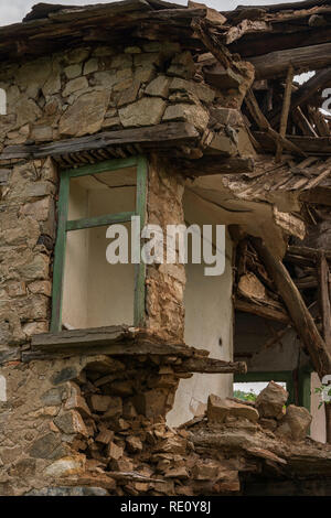 Verlassenes Haus in der bulgarischen Dorf Stockfoto