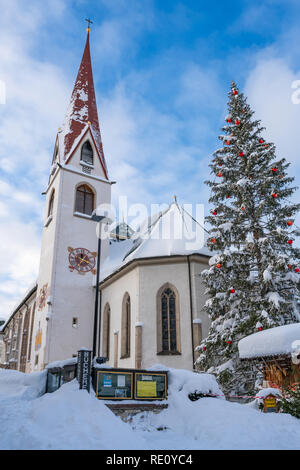 SEEFELD, Österreich - Januar 07, 2019: Blick auf die Pfarrkirche St. Oswald in Seefeld in Tirol mit einem riesigen Schnee Weihnachten tr Stockfoto