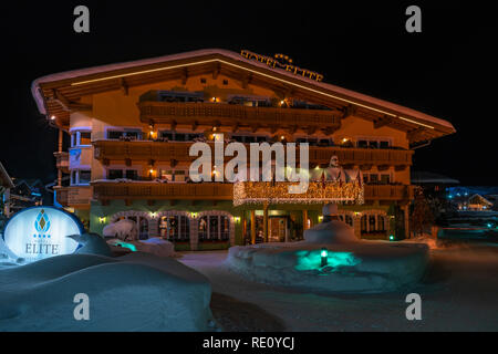 SEEFELD, Österreich - Januar 07, 2019: Nachtansicht von Seefeld in Tirol, eine wichtige touristische Erholungsort beliebt für Schneesport und alpine h Stockfoto