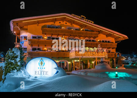 SEEFELD, Österreich - Januar 07, 2019: Nachtansicht von Seefeld in Tirol, eine wichtige touristische Erholungsort beliebt für Schneesport und alpine h Stockfoto
