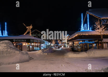 SEEFELD, Österreich - Januar 07, 2019: Nachtansicht von Seefeld in Tirol, eine wichtige touristische Erholungsort beliebt für Schneesport und alpine h Stockfoto