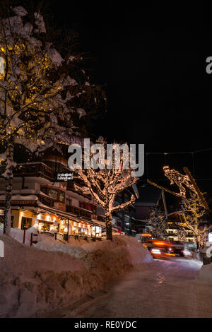 SEEFELD, Österreich - Januar 07, 2019: Nachtansicht von Seefeld in Tirol, eine wichtige touristische Erholungsort beliebt für Schneesport und alpine h Stockfoto
