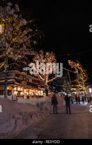 SEEFELD, Österreich - Januar 07, 2019: Nachtansicht von Seefeld in Tirol, eine wichtige touristische Erholungsort beliebt für Schneesport und alpine h Stockfoto