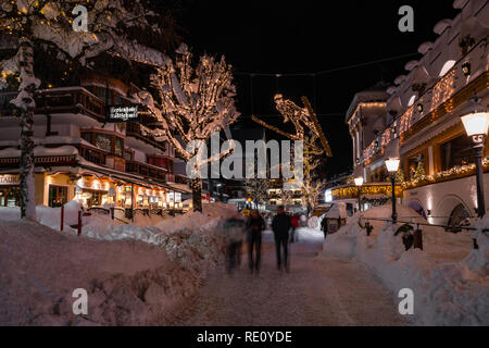 SEEFELD, Österreich - Januar 07, 2019: Nachtansicht von Seefeld in Tirol, eine wichtige touristische Erholungsort beliebt für Schneesport und alpine h Stockfoto