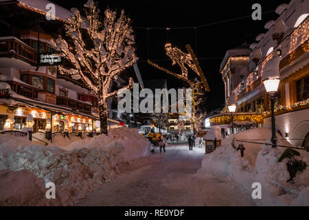 SEEFELD, Österreich - Januar 07, 2019: Nachtansicht von Seefeld in Tirol, eine wichtige touristische Erholungsort beliebt für Schneesport und alpine h Stockfoto