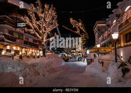 SEEFELD, Österreich - Januar 07, 2019: Nachtansicht von Seefeld in Tirol, eine wichtige touristische Erholungsort beliebt für Schneesport und alpine h Stockfoto