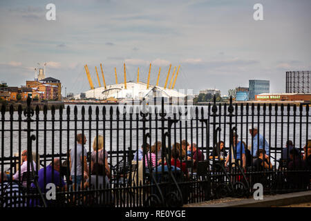 Blick auf die O2-Arena aus über die Themse in Greenwich, London, Großbritannien, am 28. September 2014 Stockfoto