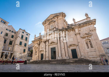 Dubrovnik, Kroatien - April 2018: Fassade eines alten, historischen Gebäude in der Altstadt von Dubrovnik Stockfoto