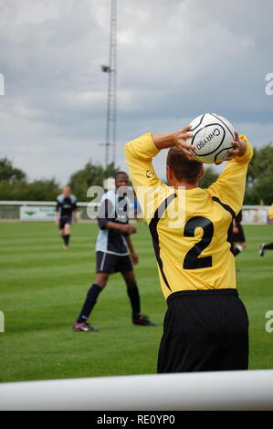 Fußball Fußball Spieler A mit dem Rücken zur Kamera zeigt seine Trikotnummer 2 werfen. In einem laienhaften Spiel an einem lokalen Fußball-Cub. Stockfoto