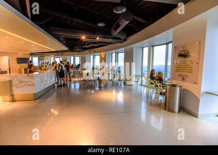 Los Angeles, Kalifornien, Vereinigte Staaten - 9 August, 2018: die Menschen im Inneren Oue Skyspace U.S. Bank Tower mit Terrasse mit Panoramablick auf die Innenstadt von LA, Südkalifornien auf der 70. Etage. Stockfoto