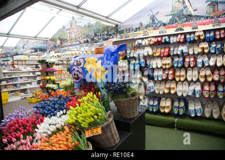 Holzschuhe aus Amsterdam, Niederlande. Schön holländische Holzschuhe gemalt. Stockfoto