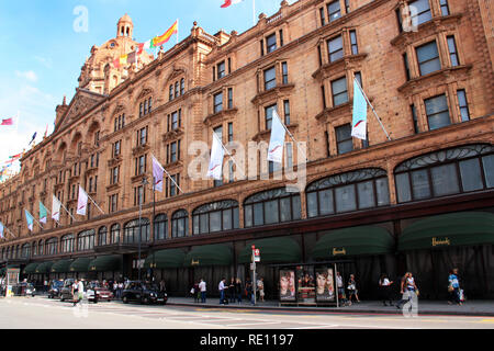 Vorderansicht des Kaufhaus Harrods in London, Vereinigtes Königreich Stockfoto