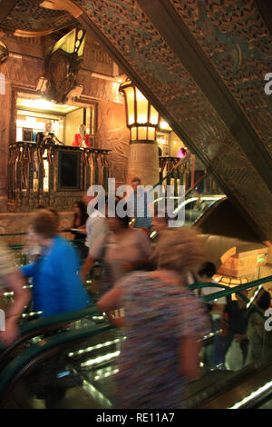 Bei der Eingabe des alten Ägypten themed Rolltreppe Halle bei Harrods, London, UK, Leute fühlen Sie eine moderne Grab Kammer in einer Ägyptischen Pyramide eingeben Stockfoto