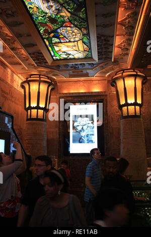 Bei der Eingabe des alten Ägypten themed Rolltreppe Halle bei Harrods, London, UK, Leute fühlen Sie eine moderne Grab Kammer in einer Ägyptischen Pyramide eingeben Stockfoto