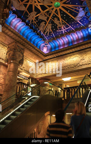 Bei der Eingabe des alten Ägypten themed Rolltreppe Halle bei Harrods, London, UK, Leute fühlen Sie eine moderne Grab Kammer in einer Ägyptischen Pyramide eingeben Stockfoto