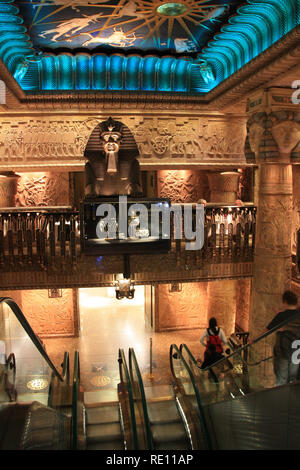 Bei der Eingabe des alten Ägypten themed Rolltreppe Halle bei Harrods, London, UK, Leute fühlen Sie eine moderne Grab Kammer in einer Ägyptischen Pyramide eingeben Stockfoto