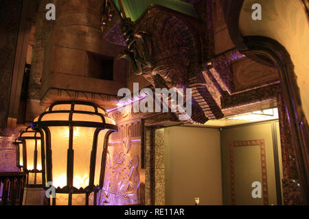 Bei der Eingabe des alten Ägypten themed Rolltreppe Halle bei Harrods, London, UK, Leute fühlen Sie eine moderne Grab Kammer in einer Ägyptischen Pyramide eingeben Stockfoto