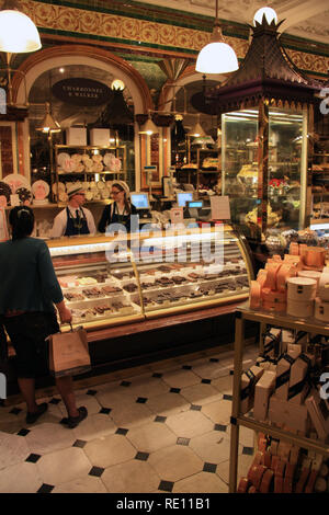 Kuchen und Pralinen in den Vitrinen der Süßwaren-Abteilung bei Harrods in London, Vereinigtes Königreich Stockfoto