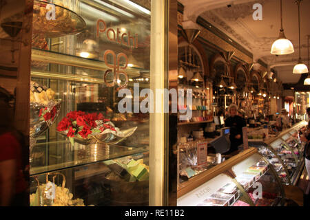 Kuchen und Pralinen in den Vitrinen der Süßwaren-Abteilung bei Harrods in London, Vereinigtes Königreich Stockfoto