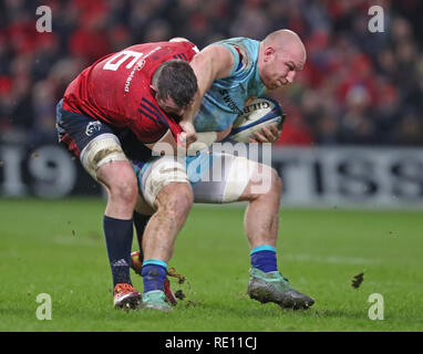 Munsters Peter O'Mahony und Exeter Chiefs Matt Kvesic während des Heineken European Challenge Cup, Pool zwei Spiel in Thomond Park, Limerick. DRÜCKEN SIE VERBANDSFOTO. Bilddatum: Samstag, 19. Januar 2019. Siehe PA-Geschichte RugbyU Münster. Bildnachweis sollte lauten: Niall Carson/PA Wire. EINSCHRÄNKUNGEN: Nur für redaktionelle Zwecke. Keine kommerzielle Nutzung. Stockfoto