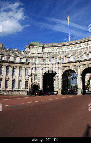 Admiralty Arch, das grenzt an die Alten Admiralty Building, von der Mall in London, Vereinigtes Königreich gesehen Stockfoto