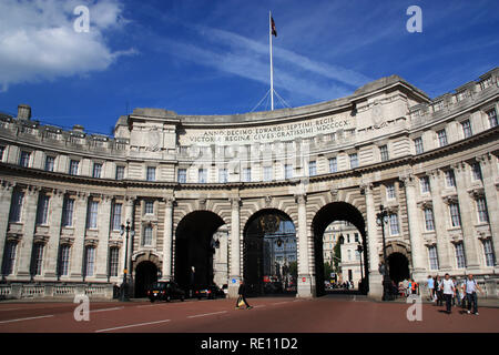 Admiralty Arch, das grenzt an die Alten Admiralty Building, von der Mall in London, Vereinigtes Königreich gesehen Stockfoto