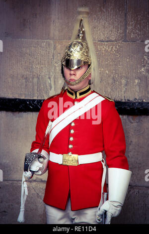 Royal Horse Guard vor einer Mauer der Horse Guards, historischen Gebäude in London, Vereinigtes Königreich Stockfoto