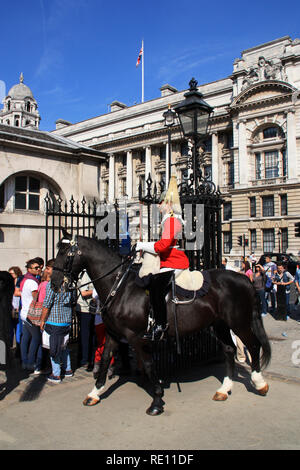Royal Horse Guard auf seinem Pferd während der wachablösung vor der Horse Guards, historischen Gebäude in London, Vereinigtes Königreich Stockfoto