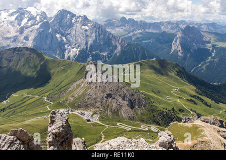 Venetien, Berglandschaft auf dem Pordoijoch, Dolomiten, Italien, pass auf 2239 m Höhe, Talstation der Bergbahn zum Sass Pordoi, Stockfoto