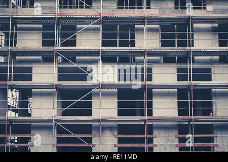 Gerüst für Fassade im Bau-, Frontal- Stockfoto