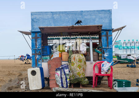 Eine Frau steht vor einer behelfsmäßigen Essen auf Marina Beach, Chennai, Indien Abschaltdruck Stockfoto