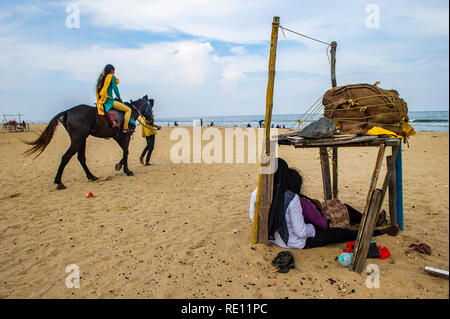 Reiten am Strand in Chennai, Indien Stockfoto