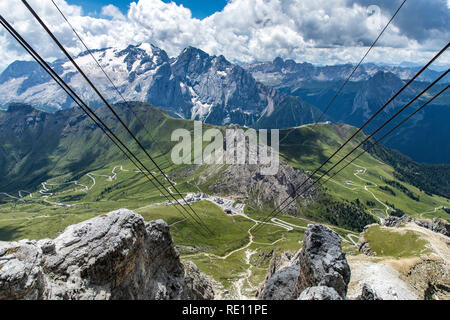 Venetien, Berglandschaft auf dem Pordoijoch, Dolomiten, Italien, pass auf 2239 Metern Höhe, Fahrt mit der Bergbahn zum Sass Pordoi, 2950 Meter Stockfoto