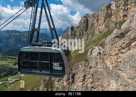 Venetien, Berglandschaft auf dem Pordoijoch, Dolomiten, Italien, pass auf 2239 Metern Höhe, Fahrt mit der Bergbahn zum Sass Pordoi, 2950 Meter Stockfoto