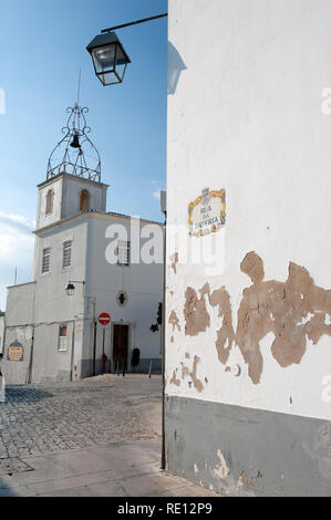 Gesamtansicht der Rue Jose Bernadino de Sousa und Torre do Relógio Uhrenturm in Albufeira, Algarve, Portugal Stockfoto