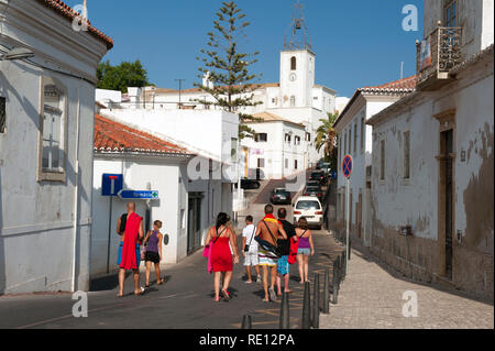 Gesamtansicht der Rue Jose Bernadino de Sousa und Torre do Relógio Uhrenturm in Albufeira, Algarve, Portugal Stockfoto