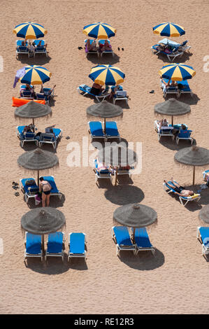 Sonnenanbeter am Sandstrand Praia do Túnel, Albufeira, Algarve, Portugal Stockfoto