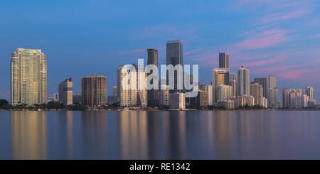 Panorama auf die Skyline von Miami in der Morgendämmerung unter der William M. Powell Brücke (Rickenbacker Causeway) in Miami, Florida Stockfoto