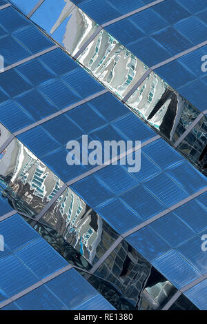 Spiegelungen im Glas moderne Wolkenkratzer Form abstraktes Bild in der Brickell in der Innenstadt von Miami, Florida Stockfoto
