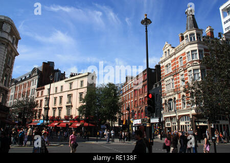 Typische Straßenszene mit viel von Personen, oder zu Fuß entlang der großen Newport Street und Cranbourn Street in London, Vereinigtes Königreich Stockfoto