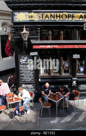 Die Leute trinken Bier an der Straßenseite Tabellen der Stanhope Arms Pub in London, Vereinigtes Königreich Stockfoto