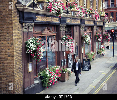 Die traditionell außerhalb des Albert Pub in London, Vereinigtes Königreich Stockfoto