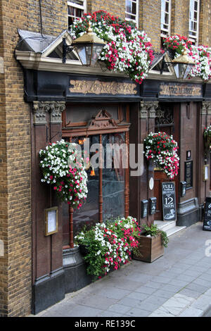 Die traditionell außerhalb des Albert Pub in London, Vereinigtes Königreich Stockfoto