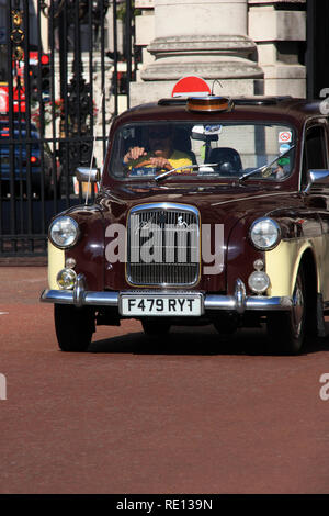 Typisch britische Hackney Carriage durch Admiralty Arch in London, Vereinigtes Königreich fahren Stockfoto