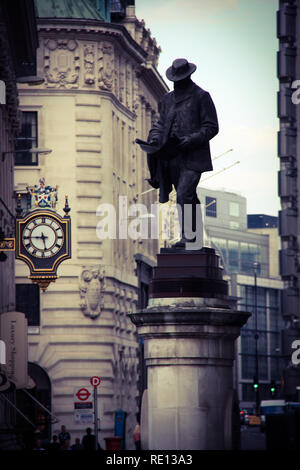 Bronzestatue von James Henry Greathead, der Bauingenieur für seine Arbeit an der Londoner U-Bahn - London, Vereinigtes Königreich Stockfoto