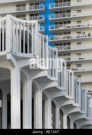 Kolonnade Plaza vor der großen Eigentumswohnung Gebäude an der Brickell Avenue in Miami, Florida Stockfoto